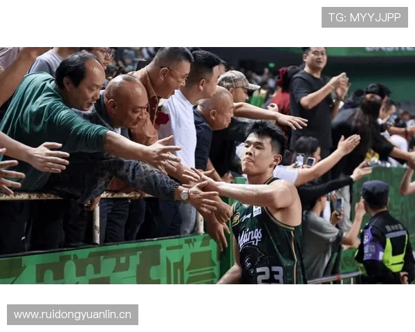 俄勒冈主场热情洋溢林葳球迷与同曦球迷齐聚一堂